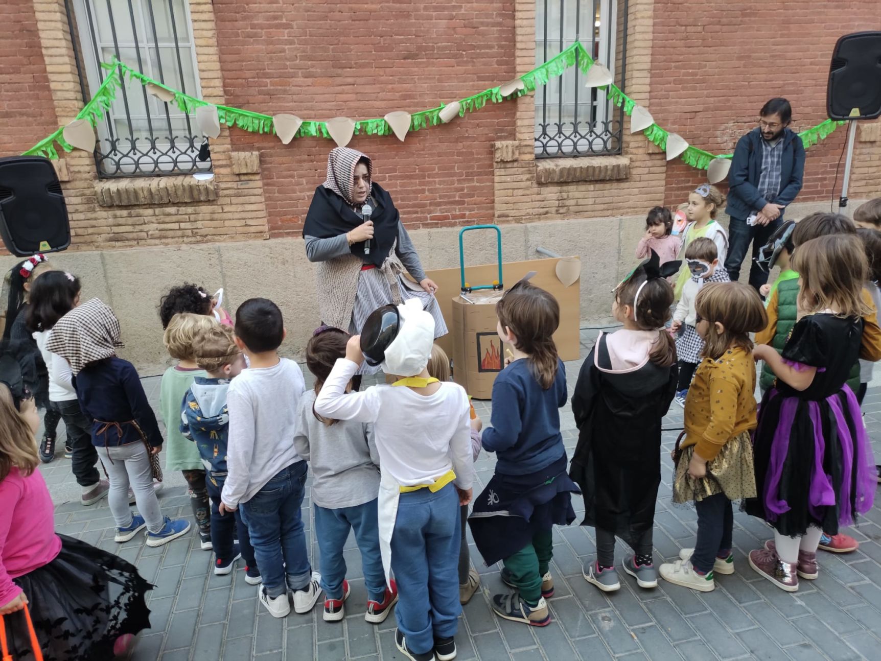 La Castanyada omple de vida i de “seminormalitat” l’escola.