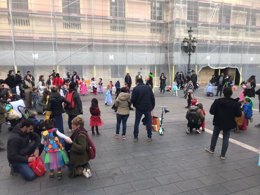 El Carnestoltes i la Reina Belluga omplen de colors l’escola