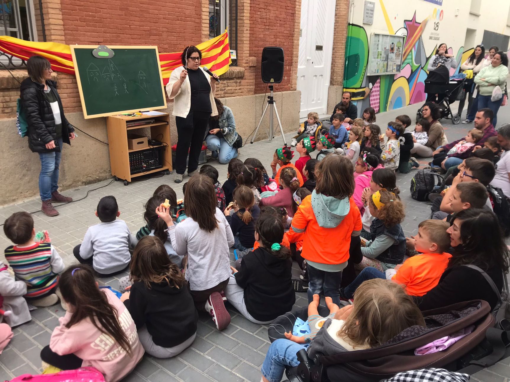 El Sant Jordi s’avança a l’escola amb llegendes i tallers al carrer Llobet