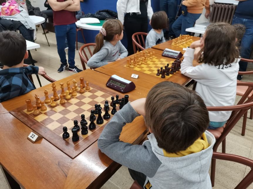 Alumnes de l’escola de l’extraescolar d’escacs participen en un torneig infantil