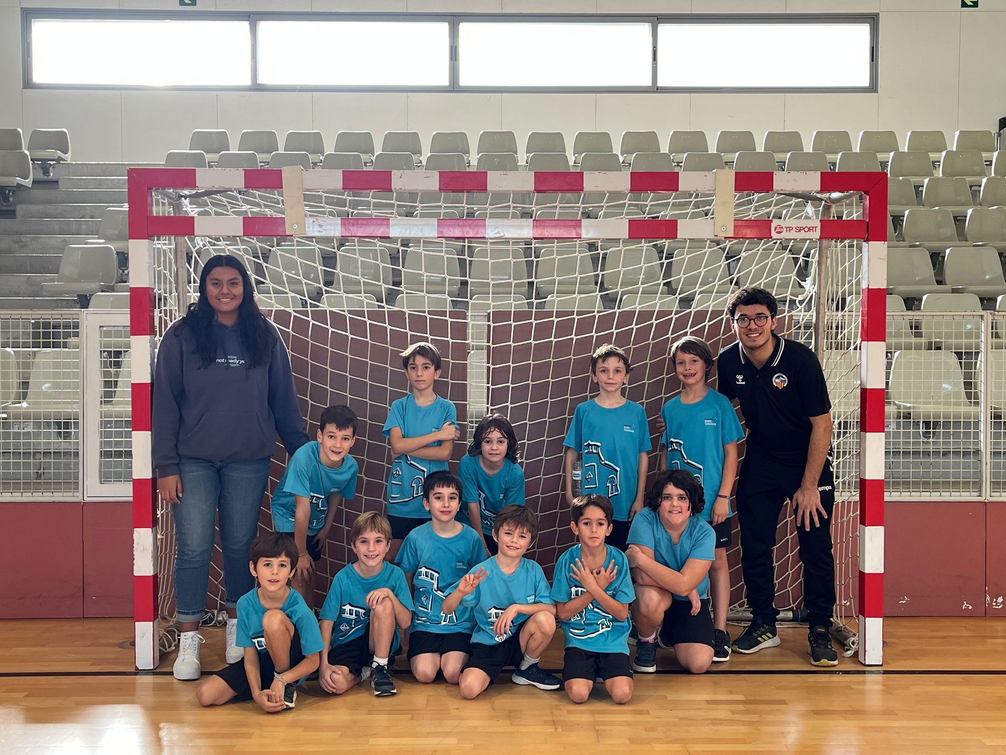 L’equip d’handbol de l’escola debuta a la lliga del consell escolar del Vallès